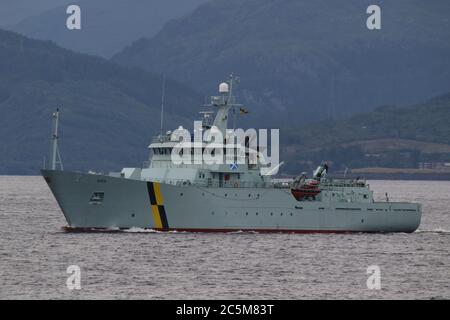 MPV Hirta, ein Fischereischutzschiff von Marine Scotland, passiert Gourock, als sie sich auf den Weg macht, um in Schottlands Gewässern zu patrouillieren. Stockfoto