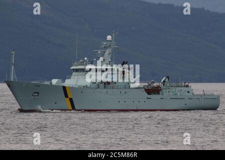 MPV Hirta, ein Fischereischutzschiff von Marine Scotland, passiert Gourock, als sie sich auf den Weg macht, um in Schottlands Gewässern zu patrouillieren. Stockfoto