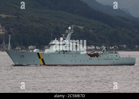 MPV Hirta, ein Fischereischutzschiff von Marine Scotland, passiert Gourock, als sie sich auf den Weg macht, um in Schottlands Gewässern zu patrouillieren. Stockfoto