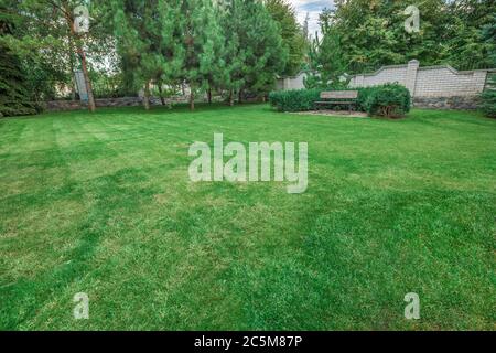 Landschaftsbau Am Vorderen Hof. Ein wunderschön gepflegter Vorgarten mit einem Garten voller Stauden und einjährigen Pflanzen. Stockfoto