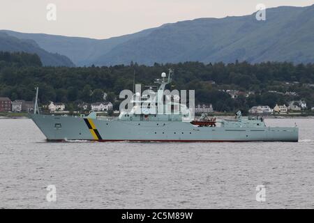 MPV Hirta, ein Fischereischutzschiff von Marine Scotland, passiert Gourock, als sie sich auf den Weg macht, um in Schottlands Gewässern zu patrouillieren. Stockfoto