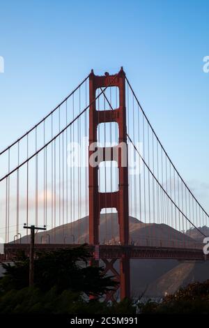 BLICK AUF DIE GOLDEN GATE BRIDGE VON BATTERY EAST VISTA VOR SONNENUNTERGANG MIT BERGEN AUF DER RÜCKSEITE Stockfoto