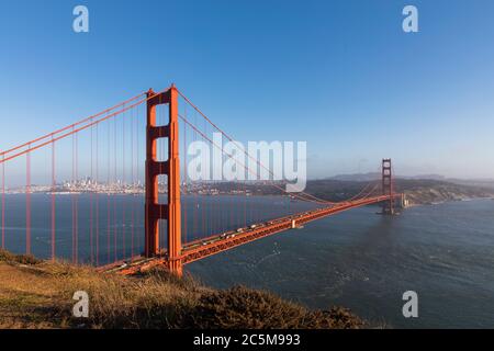 Volle Landschaftsansicht der Golden Gate Bridge vom Golden Gate Bridge Vista Point bei Ridge Battery an einem schönen sonnigen Tag. Stockfoto