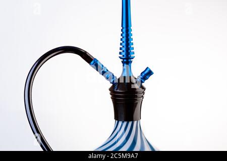 Teil einer Shisha isoliert auf weißem Hintergrund. Shisha mit schwarzem Gummischlauch und weißem und blauem Kolben isoliert auf weißem Hintergrund. Stockfoto