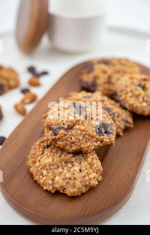 Hausgemachte gesunde Mandel Schokolade Chip vegane Cookies Stockfoto