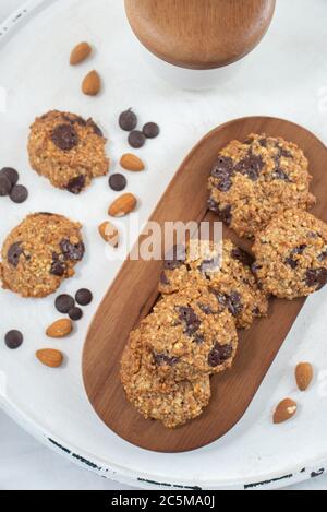 Hausgemachte gesunde Mandel Schokolade Chip vegane Cookies Stockfoto