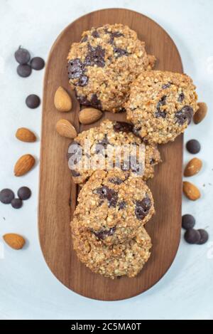 Hausgemachte gesunde Mandel Schokolade Chip vegane Cookies Stockfoto