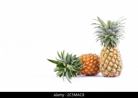 Reife Ananas (Ananas comosus) auf weißem Hintergrund gesunde Ananas Obst Nahrung isoliert Stockfoto