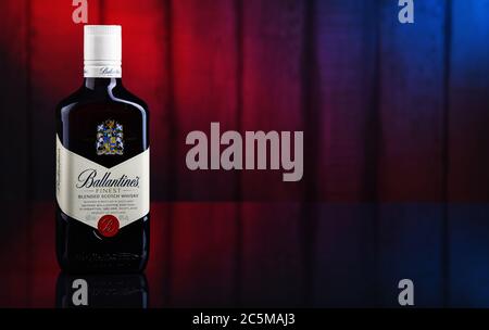 POZNAN, POL - 10. JAN 2020: Flasche Ballantine's, der zweitmeistverkaufte Scotch Whisky der Welt, produziert von Pernod Ricard in Dumbarton, Schottland Stockfoto