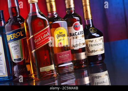 POZNAN, POL - 10. JAN 2020: Flaschen verschiedener globaler Likörmarken, darunter Whiskey, Wodka, Gin und Likör Stockfoto