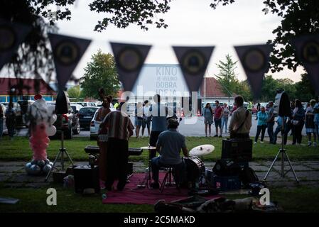 Ptuj, Slowenien. Juli 2020. Eine Musikband Joe and the Rhythm Boys tritt vor der Vorführung des Films 'Grease' mit John Travolta und Olivia Newton-John auf einem temporären Drive-in-Kinoparkplatz auf.aufgrund der Ausbreitung des Coronavirus (COVID-19) organisierte das City Cinema eine Außenvorführung. Kredit: SOPA Images Limited/Alamy Live Nachrichten Stockfoto