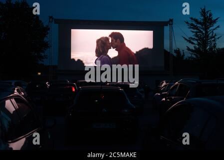 Ptuj, Slowenien. Juli 2020. Die Menschen in ihren Autos schauen sich einen Film "Grease" mit John Travolta und Olivia Newton-John auf einem temporären Parkplatz im Kino an.aufgrund der Ausbreitung des Coronavirus (COVID-19) organisierte das City Cinema eine Vorführung im Freien. Kredit: SOPA Images Limited/Alamy Live Nachrichten Stockfoto