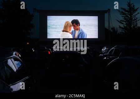 Ptuj, Slowenien. Juli 2020. Die Menschen in ihren Autos schauen sich einen Film "Grease" mit John Travolta und Olivia Newton-John auf einem temporären Parkplatz im Kino an.aufgrund der Ausbreitung des Coronavirus (COVID-19) organisierte das City Cinema eine Vorführung im Freien. Kredit: SOPA Images Limited/Alamy Live Nachrichten Stockfoto