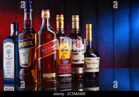 POZNAN, POL - 10. JAN 2020: Flaschen verschiedener globaler Likörmarken, darunter Whiskey, Wodka, Gin und Likör Stockfoto