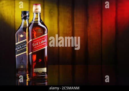 POZNAN, POL - 10. JAN 2020: Flaschen von Johnnie Walker, der weltweit am weitesten verbreiteten Marke von Blended Scotch Whisky mit einem Umsatz von über 130 Stockfoto