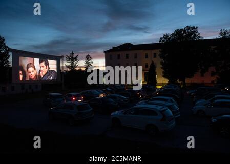 Ptuj, Slowenien. Juli 2020. Die Menschen in ihren Autos schauen sich einen Film "Grease" mit John Travolta und Olivia Newton-John auf einem temporären Parkplatz im Kino an.aufgrund der Ausbreitung des Coronavirus (COVID-19) organisierte das City Cinema eine Vorführung im Freien. Kredit: SOPA Images Limited/Alamy Live Nachrichten Stockfoto