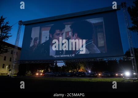 Ptuj, Slowenien. Juli 2020. Die Menschen in ihren Autos schauen sich einen Film "Grease" mit John Travolta und Olivia Newton-John auf einem temporären Parkplatz im Kino an.aufgrund der Ausbreitung des Coronavirus (COVID-19) organisierte das City Cinema eine Vorführung im Freien. Kredit: SOPA Images Limited/Alamy Live Nachrichten Stockfoto