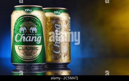 POZNAN, POL - 17. JAN 2020: Dosen Chang Bier, ein blasses Lager von ThaiBev gebraut, Thailands größte und einer der größten Getränkehersteller Südostasiens Stockfoto