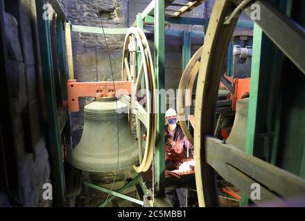 Tag einhundertzweiundzwei der Sperre und diese Glockenläger überprüfen die Glocken an der St. John the Baptist Kirche in Peterborough sind bereit, geläutet zu werden, wenn Beschränkungen aufgehoben werden. Die Glocken im Glockenturm von St. John's werden von Colin Weld (weißer Helm) überprüft. Die Glocken wurden in der 'festen' Position gelassen, als die Sperre begann, und müssen wieder in die 'aufwärts' Position geläutet werden, wo sie normalerweise gesehen werden. **Obwohl das Glockenläuten voraussichtlich ab dem 4. Juli wieder beginnen konnte, wurden alle Glockentürme gebeten, DIESES Wochenende NICHT zu klingeln, wobei als nächstes weitere Hinweise von PHE herausgegeben werden Stockfoto