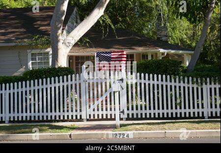 Toluca Lake, California, USA 3. Juli 2020 EINE allgemeine Sicht der Atmosphäre von Yvonne DeCarlo früheren Heimat in 12724 Valley Spring Lane am 3. Juli 2020 in Toluca Lake, Kalifornien, USA. Foto von Barry King/Alamy Stockfoto Stockfoto