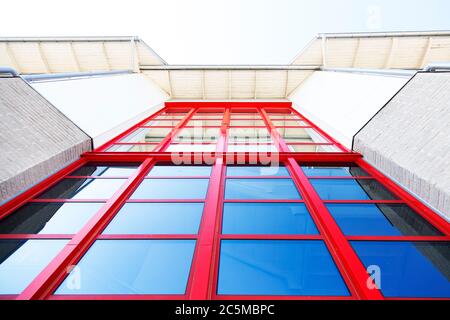 Umea, Norrland Schweden - 19. Juni 2020: Die Eingänge zu einem Haus voller kleiner Computerfirmen Stockfoto