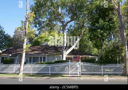 Toluca Lake, California, USA 3. Juli 2020 EINE allgemeine Sicht der Atmosphäre von Yvonne DeCarlo früheren Heimat in 12724 Valley Spring Lane am 3. Juli 2020 in Toluca Lake, Kalifornien, USA. Foto von Barry King/Alamy Stockfoto Stockfoto