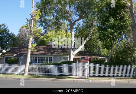 Toluca Lake, California, USA 3. Juli 2020 EINE allgemeine Sicht der Atmosphäre von Yvonne DeCarlo früheren Heimat in 12724 Valley Spring Lane am 3. Juli 2020 in Toluca Lake, Kalifornien, USA. Foto von Barry King/Alamy Stockfoto Stockfoto