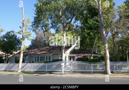Toluca Lake, California, USA 3. Juli 2020 EINE allgemeine Sicht der Atmosphäre von Yvonne DeCarlo früheren Heimat in 12724 Valley Spring Lane am 3. Juli 2020 in Toluca Lake, Kalifornien, USA. Foto von Barry King/Alamy Stockfoto Stockfoto
