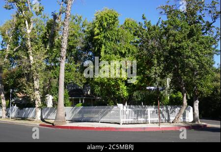 Toluca Lake, California, USA 3. Juli 2020 EINE allgemeine Sicht der Atmosphäre von Yvonne DeCarlo früheren Heimat in 12724 Valley Spring Lane am 3. Juli 2020 in Toluca Lake, Kalifornien, USA. Foto von Barry King/Alamy Stockfoto Stockfoto
