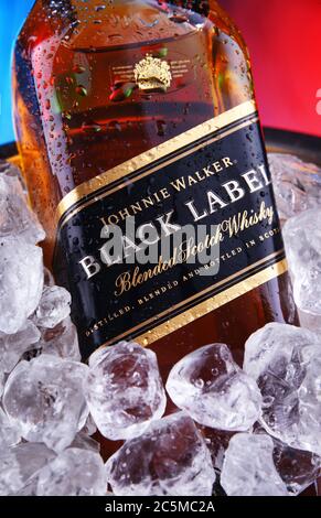 POZNAN, POL - APR 16, 2020: Flasche Johnnie Walker Black Label im Eimer mit zerdrücktem Eis Stockfoto