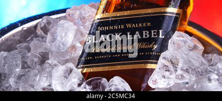 POZNAN, POL - APR 16, 2020: Flasche Johnnie Walker Black Label im Eimer mit zerdrücktem Eis Stockfoto