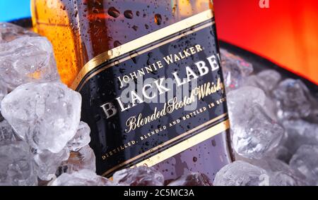 POZNAN, POL - APR 16, 2020: Flasche Johnnie Walker Black Label im Eimer mit zerdrücktem Eis Stockfoto