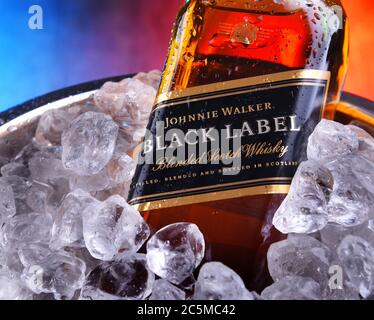 POZNAN, POL - APR 16, 2020: Flasche Johnnie Walker Black Label im Eimer mit zerdrücktem Eis Stockfoto