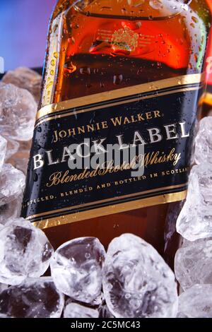 POZNAN, POL - APR 16, 2020: Flasche Johnnie Walker Black Label im Eimer mit zerdrücktem Eis Stockfoto