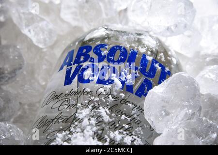 POSEN, POL - 22. MAI 2020: Flasche absolut Vodka, eine Marke von Wodka in Schweden hergestellt. Im Besitz der französischen Gruppe Pernod Ricard ist es einer der größten Stockfoto