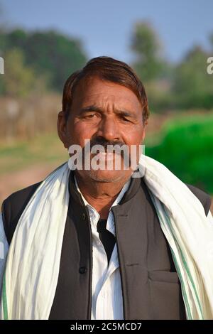 TIKAMGARH, MADHYA PRADESH, INDIEN - 08. FEBRUAR 2020: Ein Porträt eines alten, nicht identifizierten indianers in seinem Dorf. Stockfoto