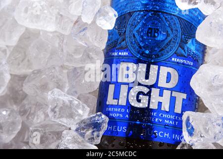 POSEN, POL - 22. MAI 2020: Flasche Bud Light Beer, ein amerikanisches Leichtbier, hergestellt von Anheuser-Busch, eingeführt 1982. Stockfoto