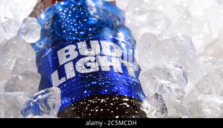 POSEN, POL - 22. MAI 2020: Flasche Bud Light Beer, ein amerikanisches Leichtbier, hergestellt von Anheuser-Busch, eingeführt 1982. Stockfoto