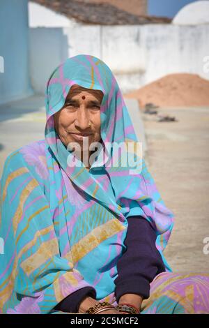 TIKAMGARH, MADHYA PRADESH, INDIEN - 08. FEBRUAR 2020: Ein Porträt einer alten, nicht identifizierten inderin in ihrem Dorf, einer ländlichen Szene Indiens. Stockfoto