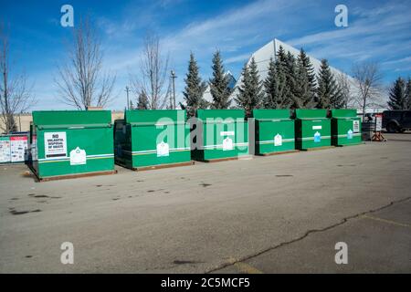 Große Community Recycling-Behälter - Behälter im Park Lot Stockfoto
