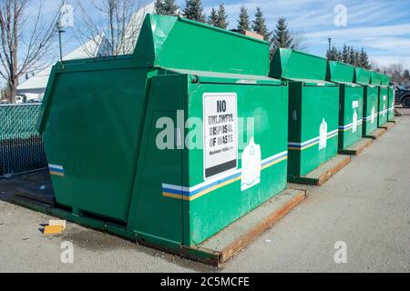 Große Community Recycling-Behälter - Behälter im Park Lot Stockfoto