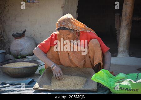 TIKAMGARH, MADHYA PRADESH, INDIEN - 03. FEBRUAR 2020: Eine alte Frau in einem indischen Dorf. Stockfoto