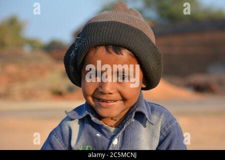 TIKAMGARH, MADHYA PRADESH, INDIEN - 11. FEBRUAR 2020: Kleines Kind lächelt an der Kamera. Stockfoto