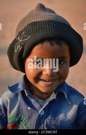 TIKAMGARH, MADHYA PRADESH, INDIEN - 11. FEBRUAR 2020: Kleines Kind lächelt an der Kamera. Stockfoto