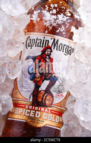 POSEN, POL - 28. MAI 2020: Flasche Captain Morgan, eine Marke von Rum stammt aus den US-amerikanischen Jungferninseln und wird nun von Diageo, britischer Alkoholiker bev, produziert Stockfoto