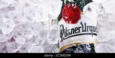 POSEN, POL - 28. MAI 2020: Flaschen Plzensky Prazdroj, das erste Pilsner Bier der Welt, besser bekannt unter dem deutschen Namen Pilsner Urquell Stockfoto