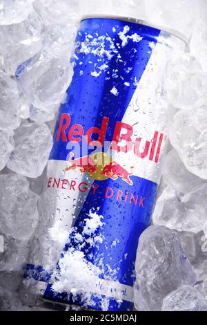 POSEN, POL - 10. JUN 2020: Dose Red Bull, ein Energy Drink, der von der 1987 gegründeten österreichischen Red Bull GmbH verkauft wird Stockfoto