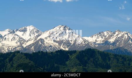 Blick auf den Tien Shan Kamm Zailiysky Alatau bei Almaty, Kasachstan Stockfoto