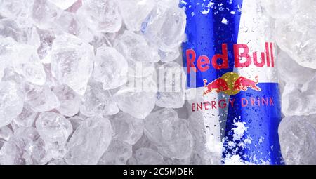 POSEN, POL - 10. JUN 2020: Dose Red Bull, ein Energy Drink, der von der 1987 gegründeten österreichischen Red Bull GmbH verkauft wird Stockfoto