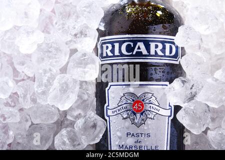 POZNAN, POL - 10. JUN 2020: Flasche Ricard, ein Pastis, ein Aperitif mit Anis- und Lakritzgeschmack, der 1932 von Paul Ricard kreiert wurde Stockfoto
